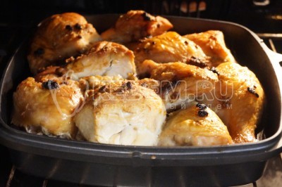 Запекать курицу кусочками в духовке при 200 градусах Цельсия 45-50 минут.