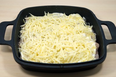 Посыпать тертым сыром поверх лука и разровнять.