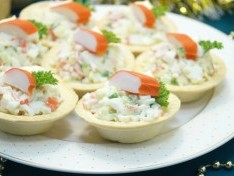 Крабовый салат в тарталетках «Новогодняя вечеринка»