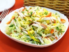 Салат из пекинской капусты с крабовыми палочками - рецепт