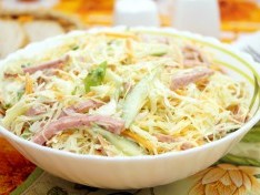 Салат с капустой и колбасой - рецепт