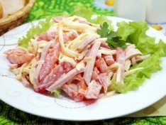 Салат с помидорами и колбасой - рецепт