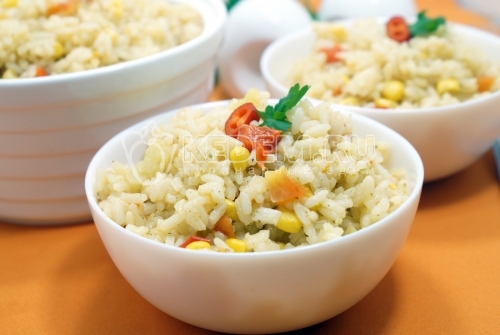 Рис с овощами и кукурузой на сковороде