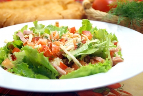 Салат с колбасой и помидорами Лион