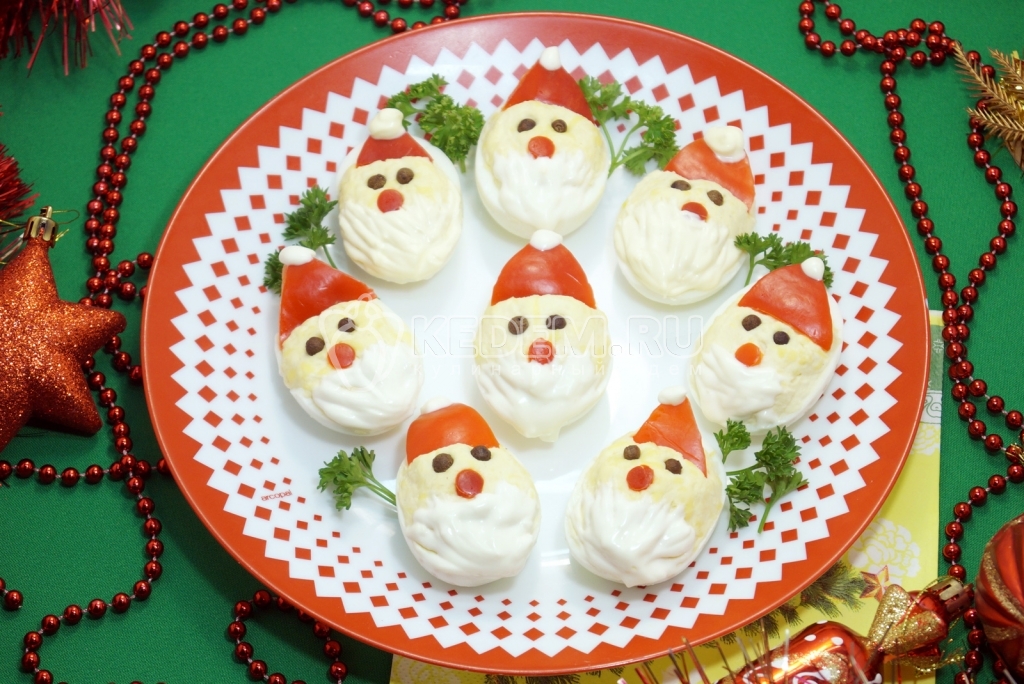 Фаршированные яйца Дед Мороз