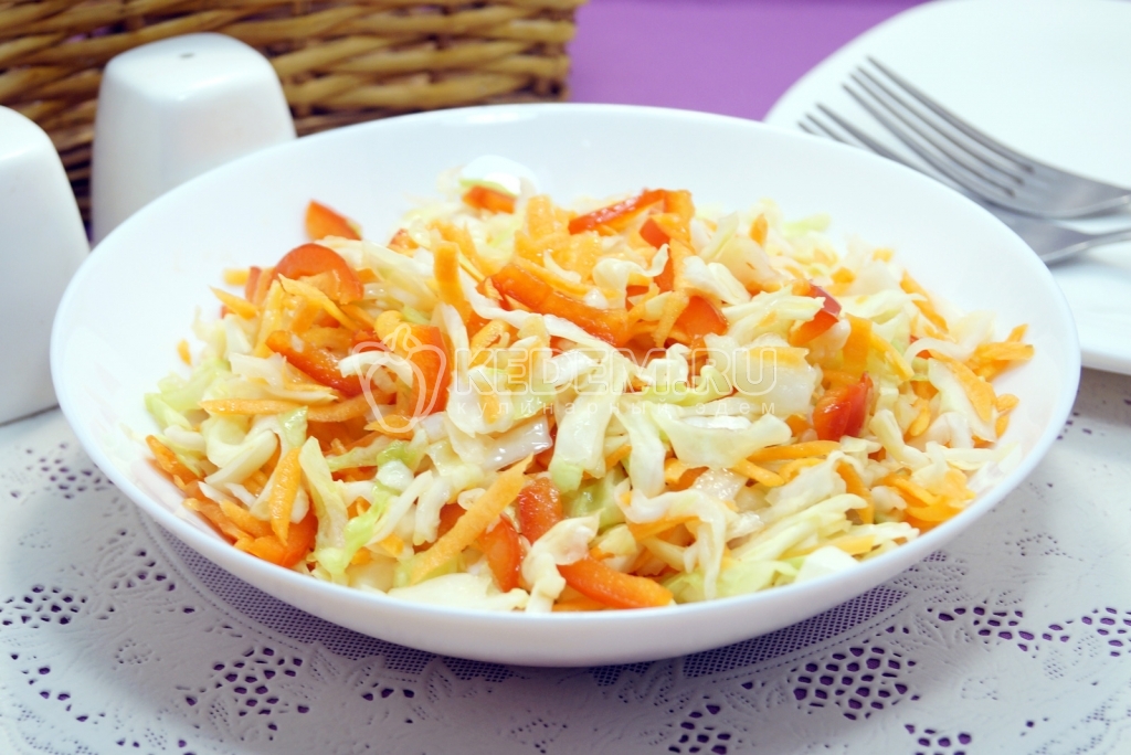 Салат из свежей капусты с морковью, болгарским перцем и уксусом